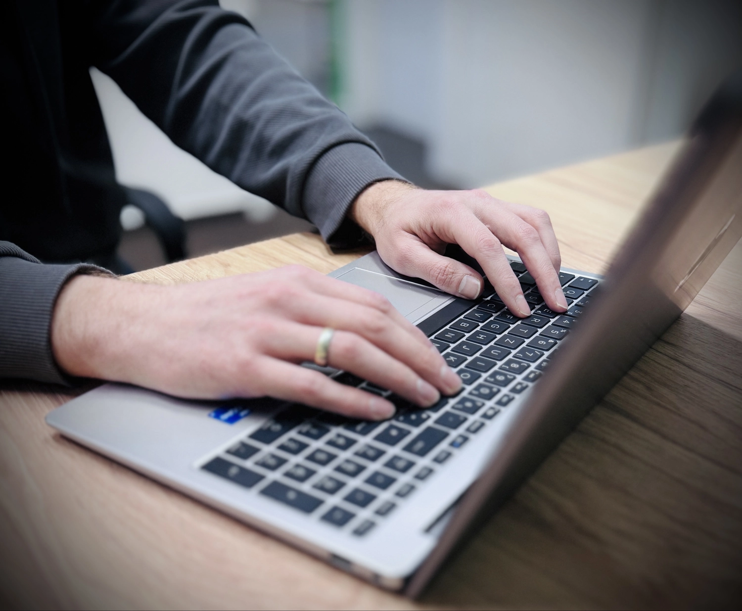 Anker Personal – Personaldienstleistung – Person, die am Laptop arbeitet