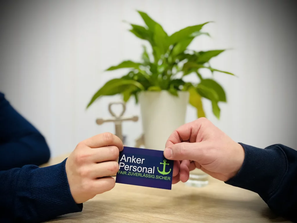 Visitenkarte der Anker Personal GmbH wird im Beratungsgespräch übergeben