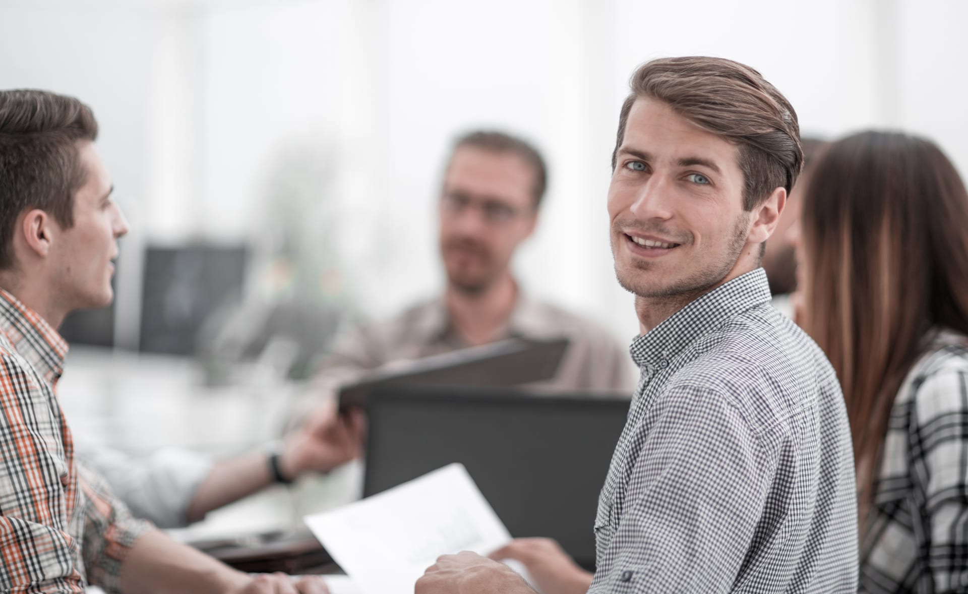 Authentische Arbeits- oder Beratungsszene zu Zeitarbeit und professionelle Personalvermittlung bei Anker Personal GmbH in Bad Mergentheim, professionell, hochwertig, vertrauenerweckend