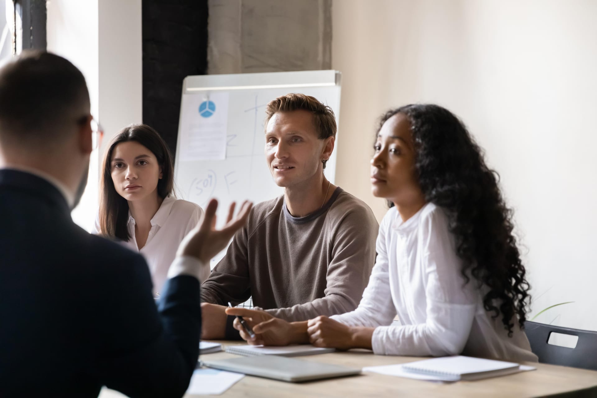 Personalvermittlerin im professionellen Gespräch mit einem mittelständischen Arbeitgeber in einem modernen Büro