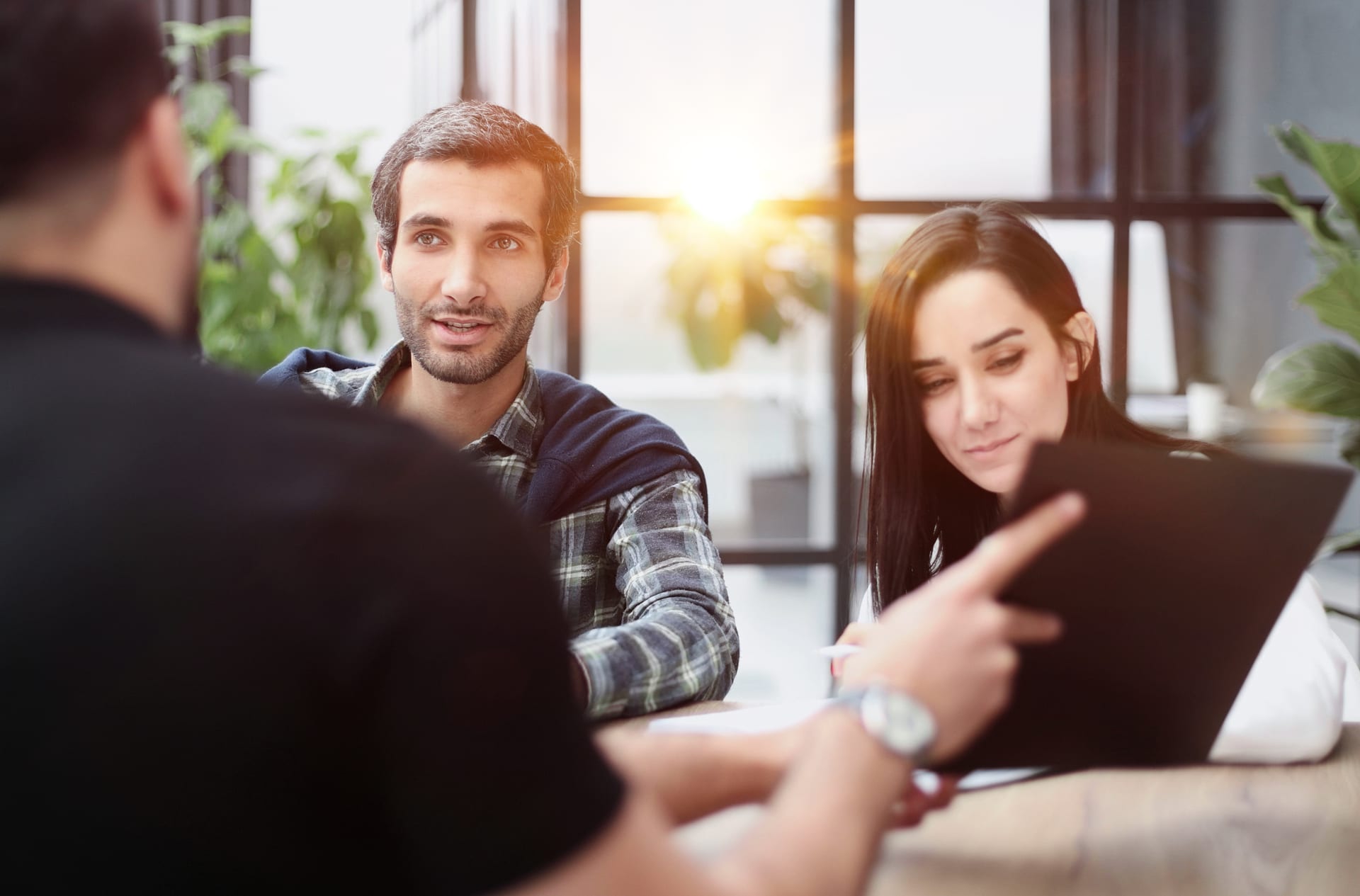 Authentische Arbeits- oder Beratungsszene zu Zeitarbeit und professionelle Personalvermittlung bei Anker Personal GmbH in Bad Mergentheim, professionell, hochwertig, vertrauenerweckend