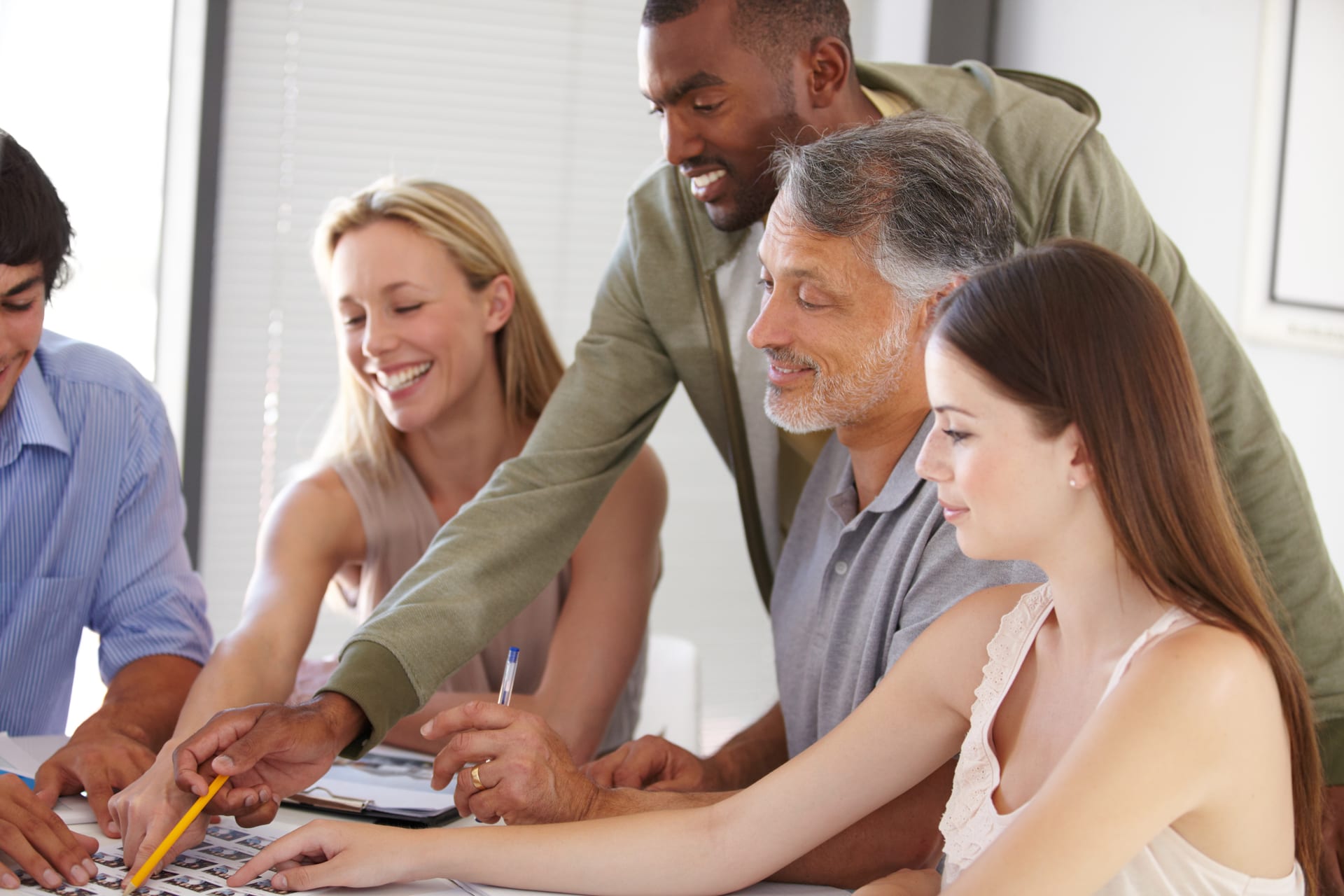 Team-Workshop und persönliche Beratungssituation zur Personalplanung in Creglingen bei Anker Personal GmbH, Zeitarbeit und professionelle Personalvermittlung, Bad Mergentheim, gemeinsame Arbeit an Anforderungen und Besetzungskonzept sichtbar, professionell und vertrauenerweckend, keine sichtbaren Marken oder Logos
