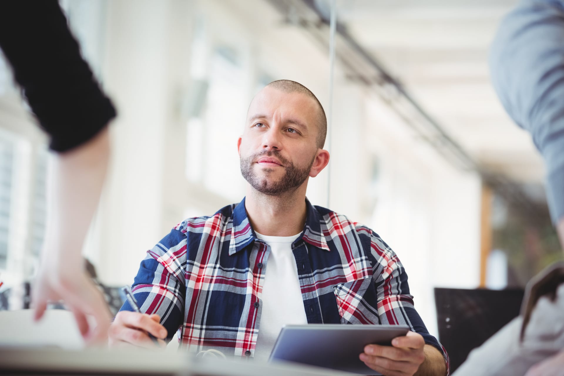 Hero-Bild für Creglingen bei Anker Personal GmbH in Bad Mergentheim, Zeitarbeit und professionelle Personalvermittlung, hochwertige Industrie-Atmosphäre, modernes regionales Arbeitsumfeld, Bewerber und Personalberater im Austausch, vertrauenerweckend, keine sichtbaren Marken oder Logos