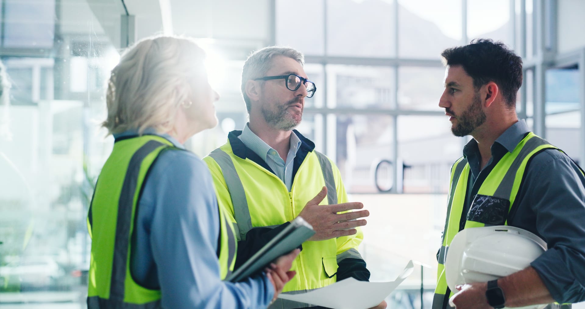 Hero-Bild für Bad Mergentheim bei Anker Personal GmbH in Bad Mergentheim, Zeitarbeit und professionelle Personalvermittlung, hochwertige regionale Industrie-Atmosphäre mit Bewerber und Personalberater im Gespräch, modern und vertrauenerweckend