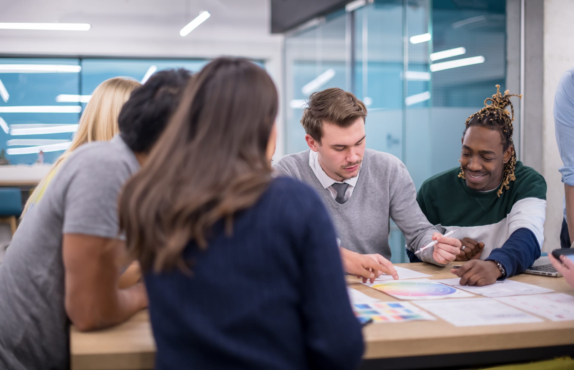Team-Workshop oder Beratungssituation zu „Öhringen“ bei Anker Personal GmbH, Zeitarbeit und professionelle Personalvermittlung, Bad Mergentheim, gemeinsame Arbeit am Konzept sichtbar, professionell und vertrauenerweckend