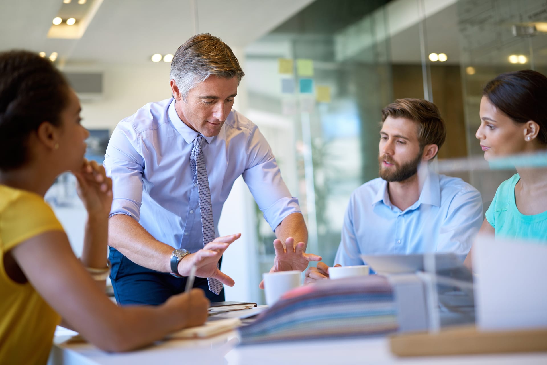 Team-Workshop oder Beratungssituation zu Pfedelbach bei Anker Personal GmbH, Zeitarbeit und professionelle Personalvermittlung, Bad Mergentheim, gemeinsame Arbeit am Konzept sichtbar, professionell und vertrauenerweckend