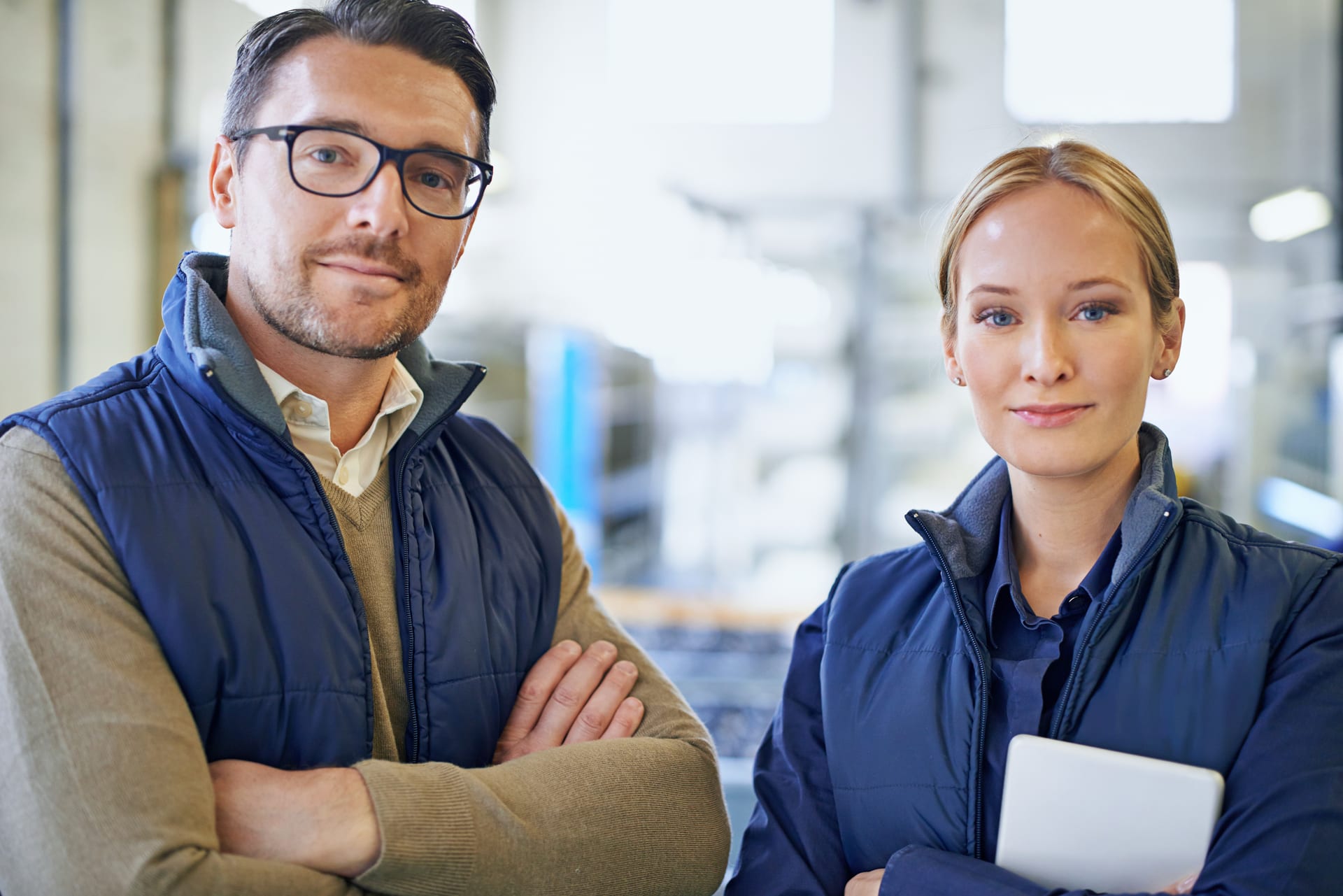 Hero-Bild für Igersheim bei Anker Personal GmbH in Bad Mergentheim, Zeitarbeit und professionelle Personalvermittlung, hochwertige regionale Arbeitswelt mit Bewerber und Personalberater, moderne Industrie-Atmosphäre, authentisch und vertrauenerweckend, ohne sichtbare Marken oder Logos