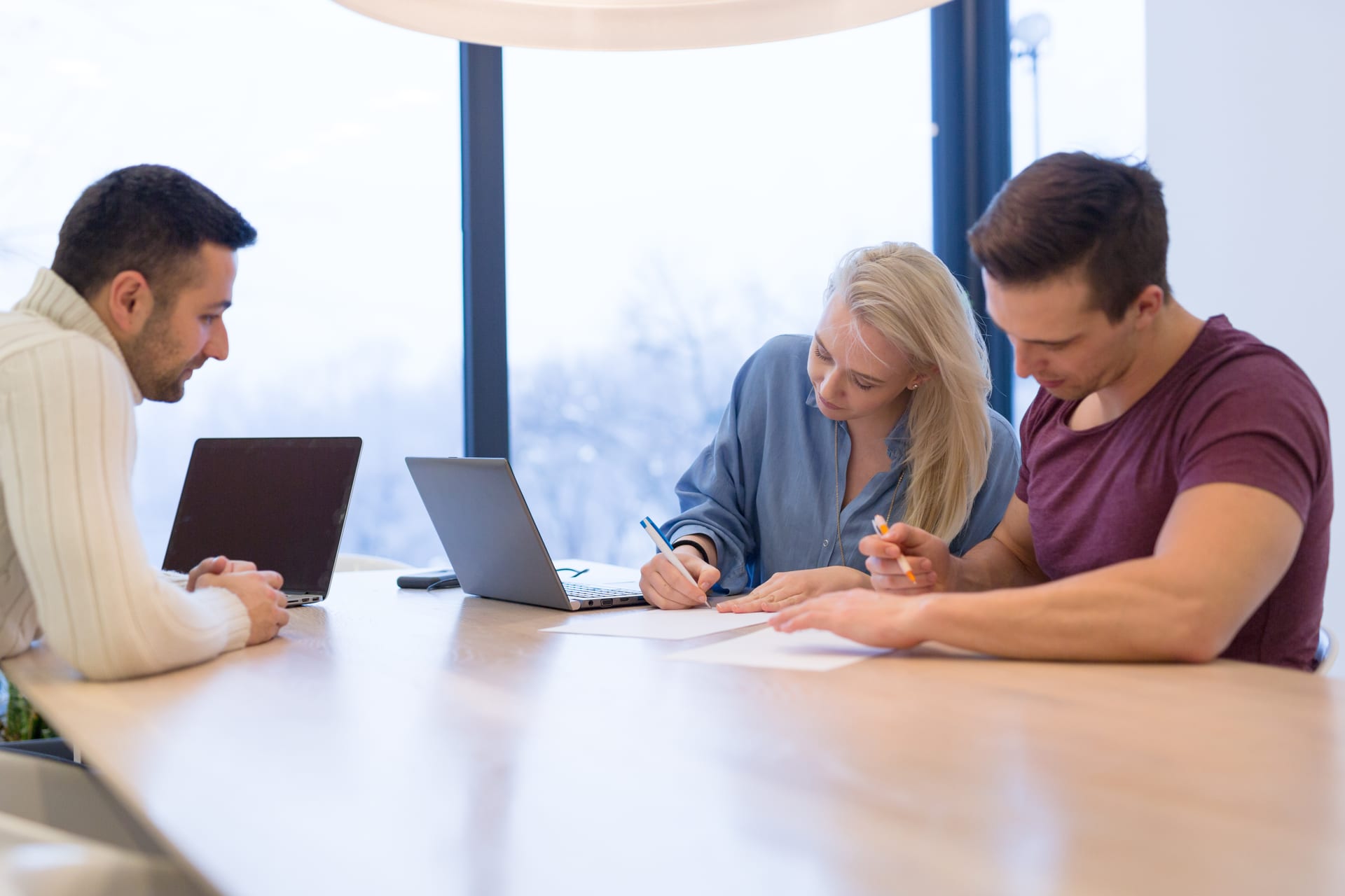Konkrete Beratungsszene für den Einsatzort Igersheim bei Anker Personal GmbH in Bad Mergentheim, Bewerber und Personalberater besprechen einen regionalen Einsatz, Zeitarbeit und professionelle Personalvermittlung, professionell, hochwertig und vertrauenerweckend, ohne sichtbare Marken oder Logos